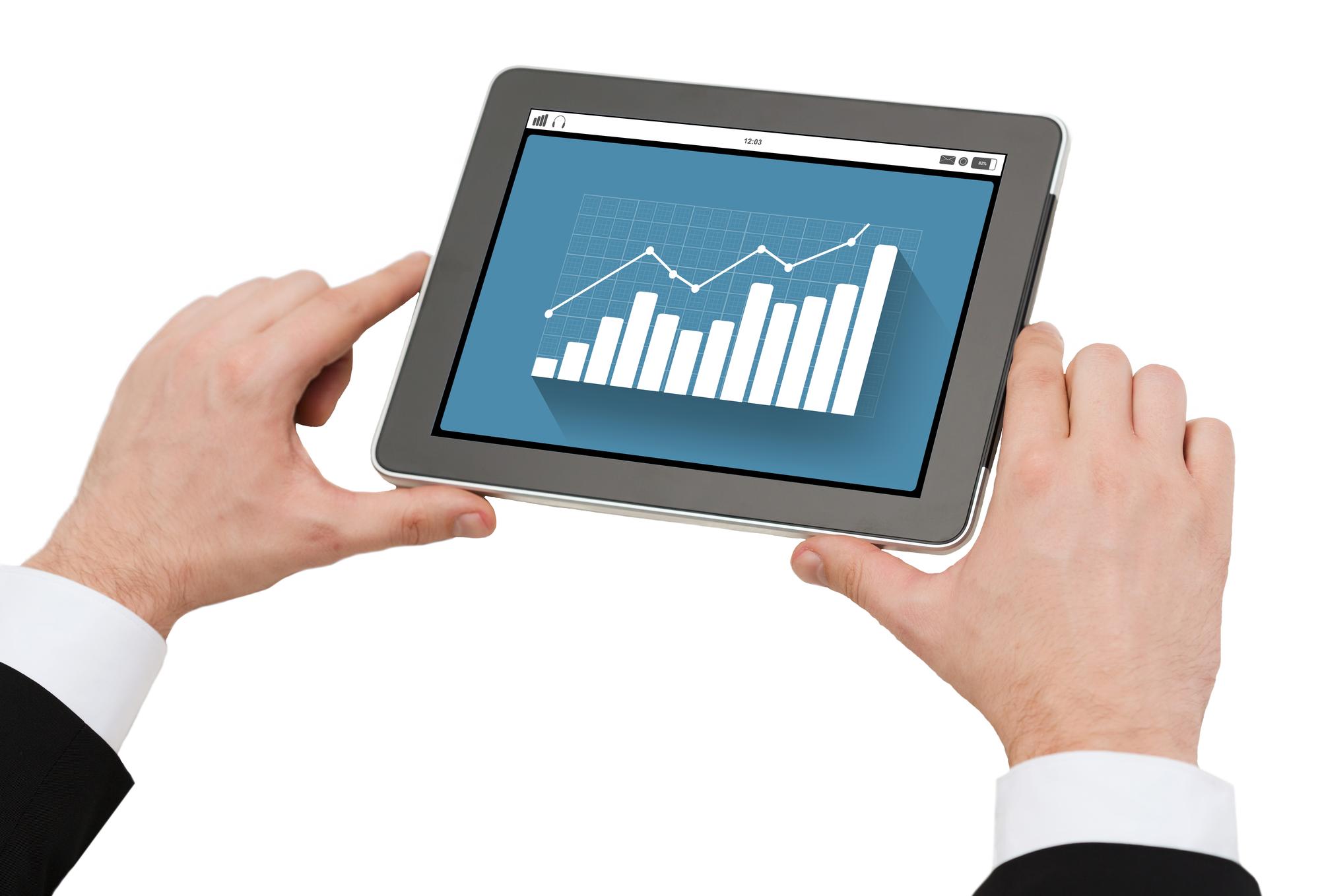 Tablet zeigt Sparplan-App mit Diagramm